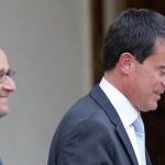 El presidente, François Hollande (i), y el primer ministro galo, Manuel Valls (d)