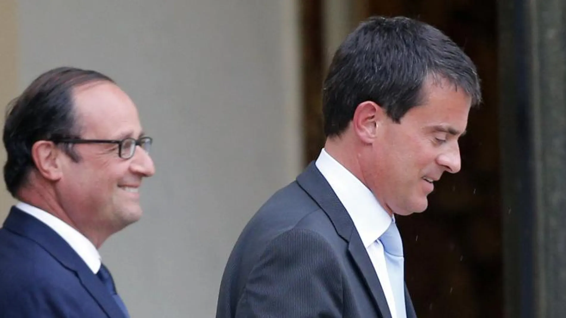 El presidente, François Hollande (i), y el primer ministro galo, Manuel Valls (d)