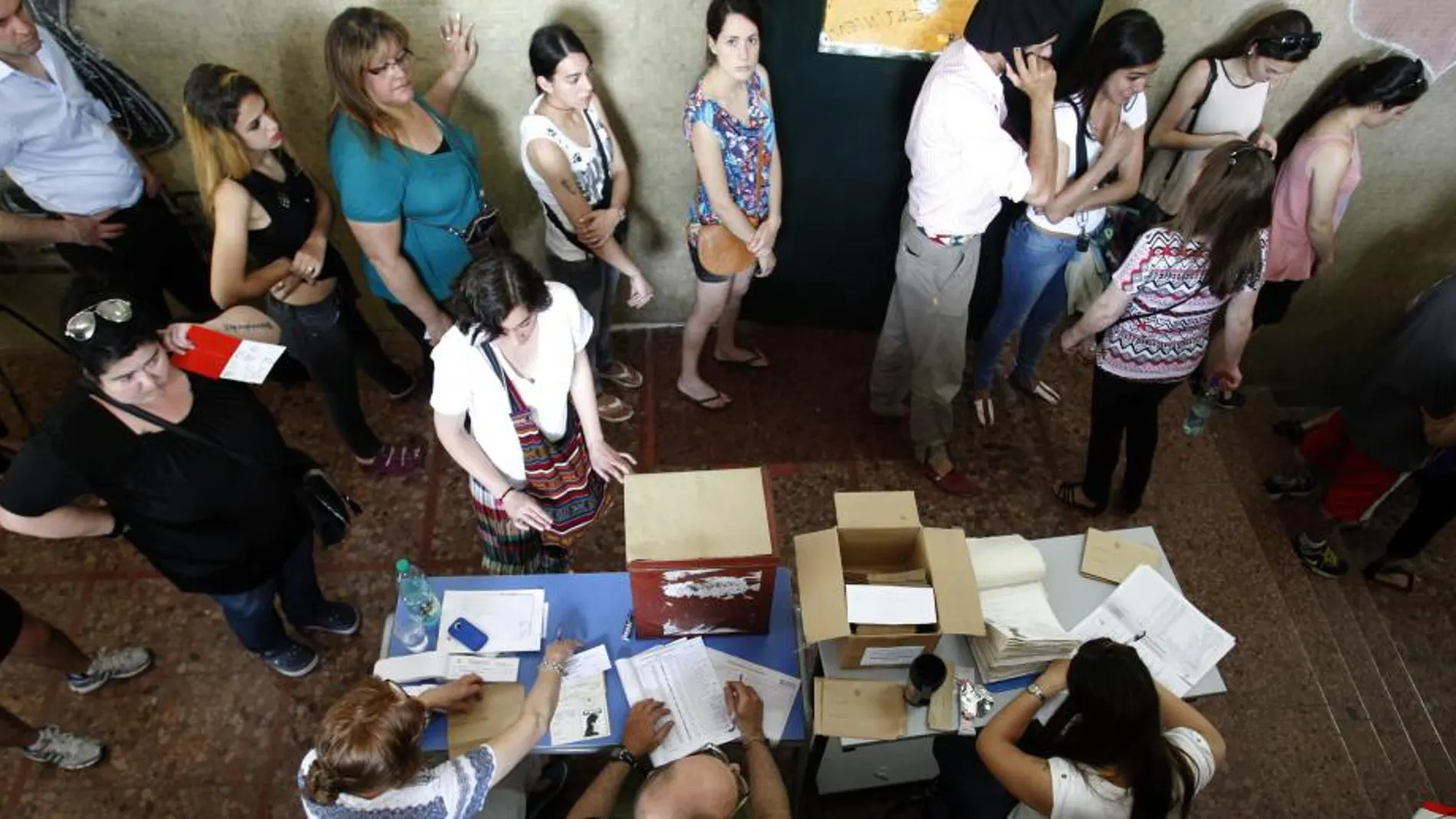 Ciudadanos uruguayos hacen fila para votar durante las elecciones nacionales