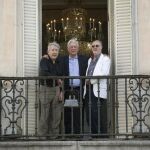 El escritor peruano Mario Vargas Llosa , posa junto al actor, José Sacristán, y el director teatral, Gustavo Tambacio, en uno de los balcones del Teatro Español, donde han presentado la obra "El loco de los balcones"