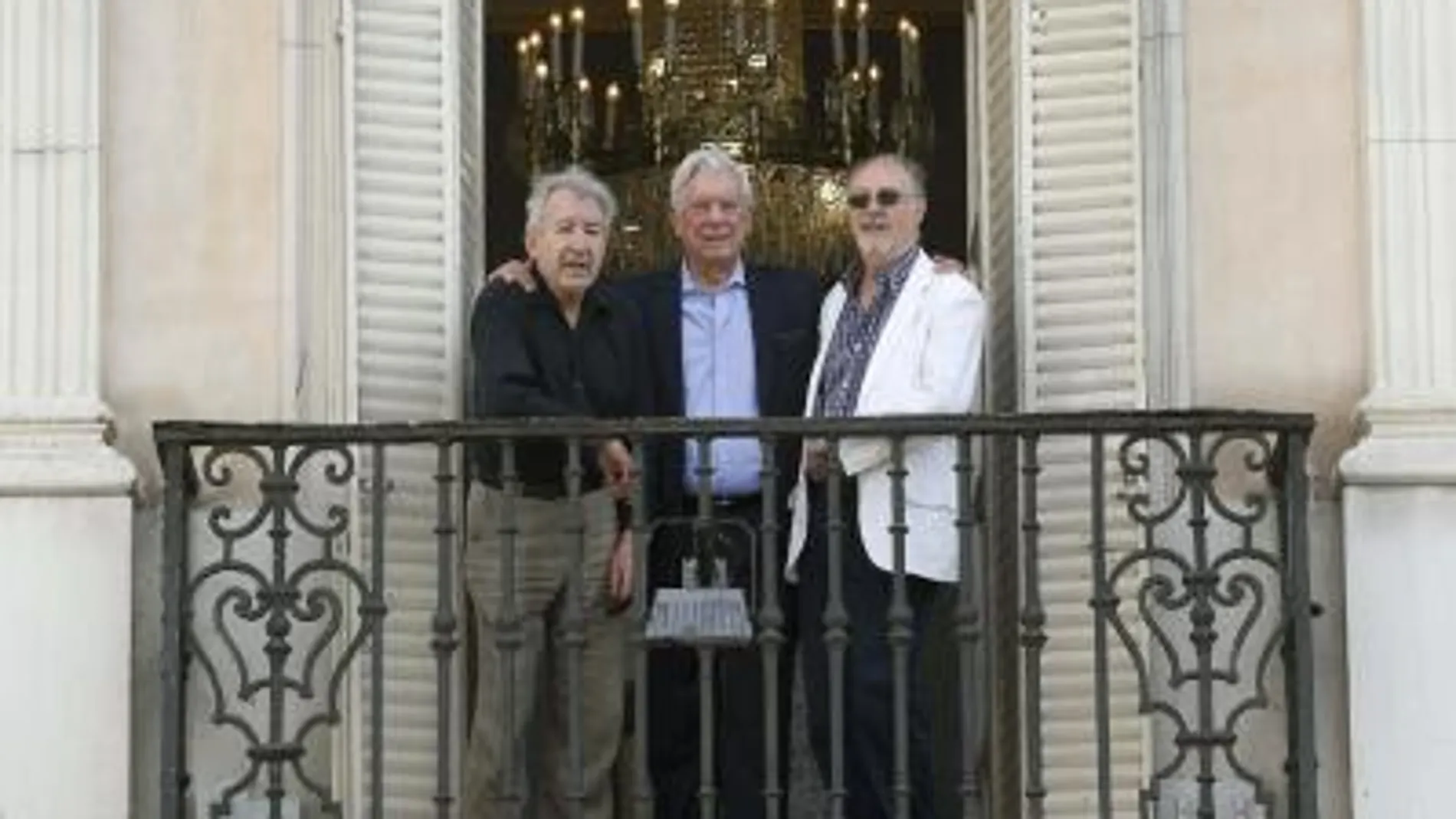 El escritor peruano Mario Vargas Llosa , posa junto al actor, José Sacristán, y el director teatral, Gustavo Tambacio, en uno de los balcones del Teatro Español, donde han presentado la obra "El loco de los balcones"