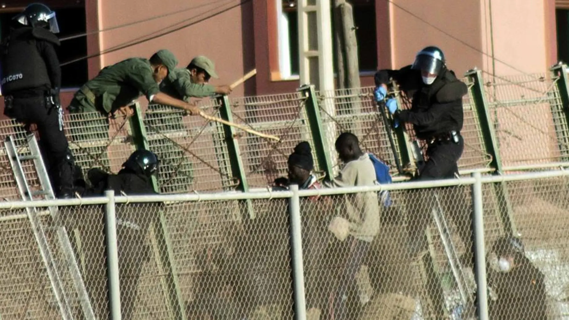 Imagen de archivo de uno de los intentos de asalto a la valla de Melilla.