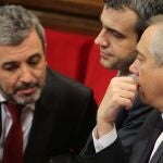 Los diputados del PSC Jaume Collboni, Maurici Lucena y el primer secretario del PSC, Pere Navarro,i-d., en el Parlamento catalán