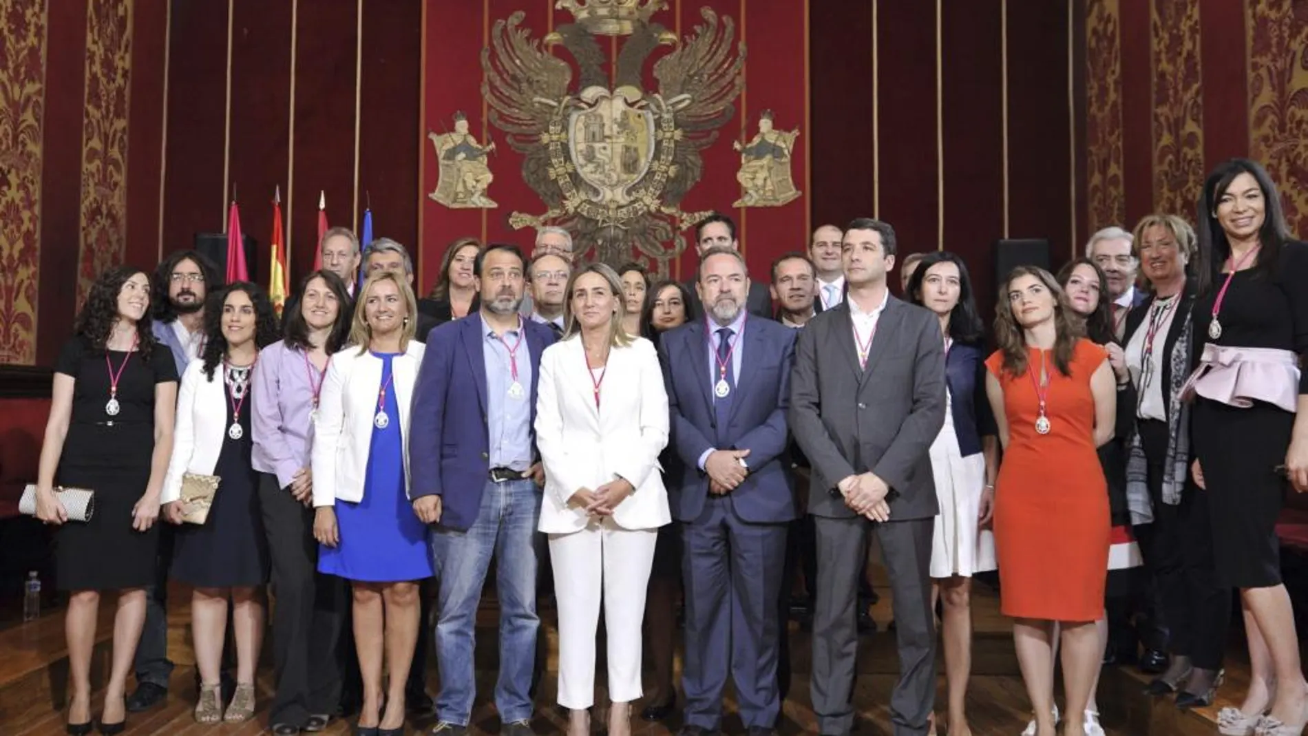 La socialista Milagros Tolón (c), que ha sido elegida alcaldesa de Toledo.