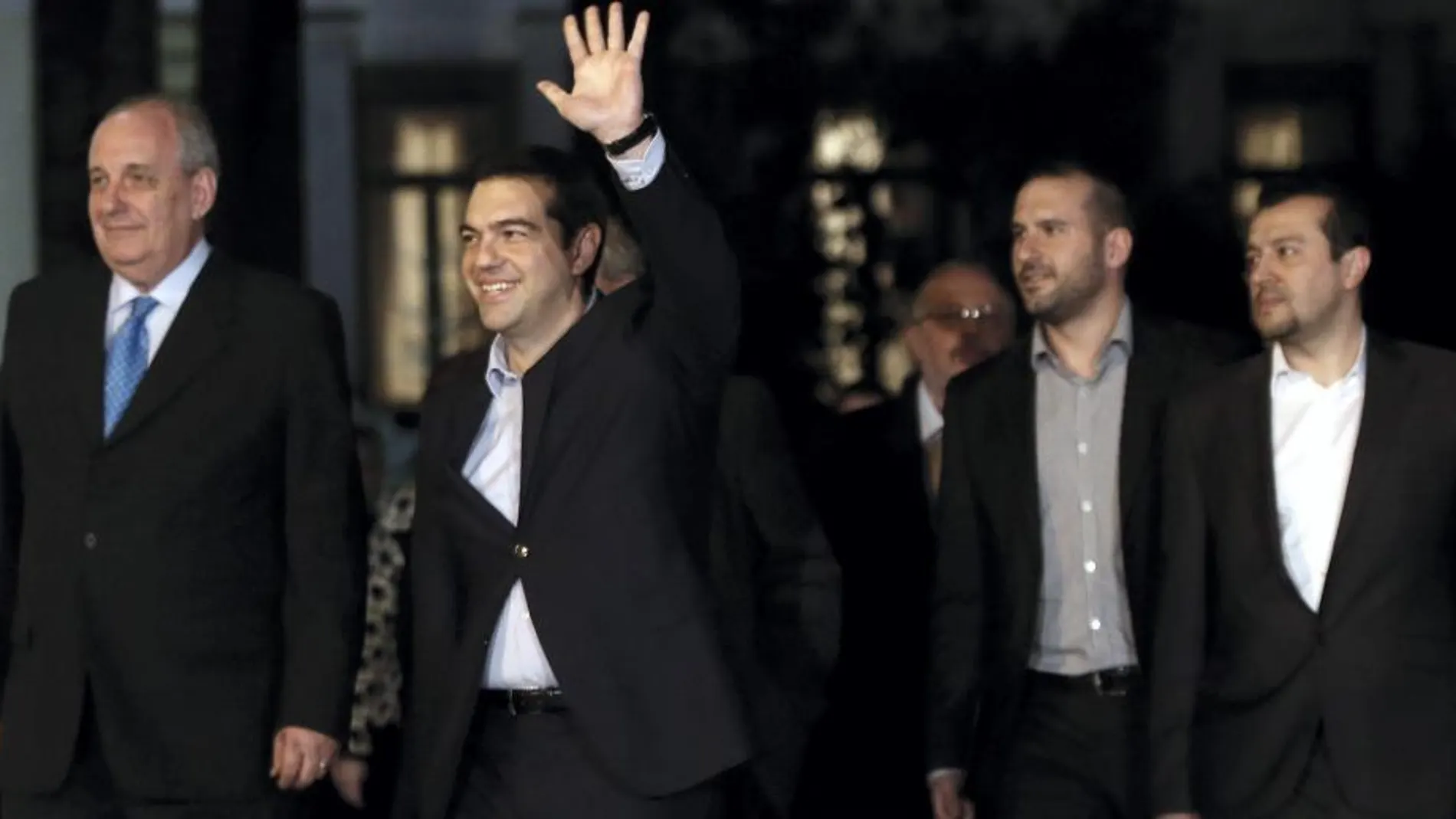El nuevo primer ministro griego, Alexis Tsipras, junto a algunos de los nuevos miembros de su gobierno.