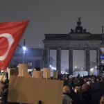 La Puerta de Brandenburgo ha sido apagada durante una manifestación convocada por distintas organizaciones en rechazo al racismo y al movimiento islamófobo Patriotas Europeos contra la Islamización de Europa