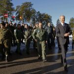 El ministro español de Defensa, Pedro Morenés, durante su visita hoy a los militares de España desplegados en Estonia