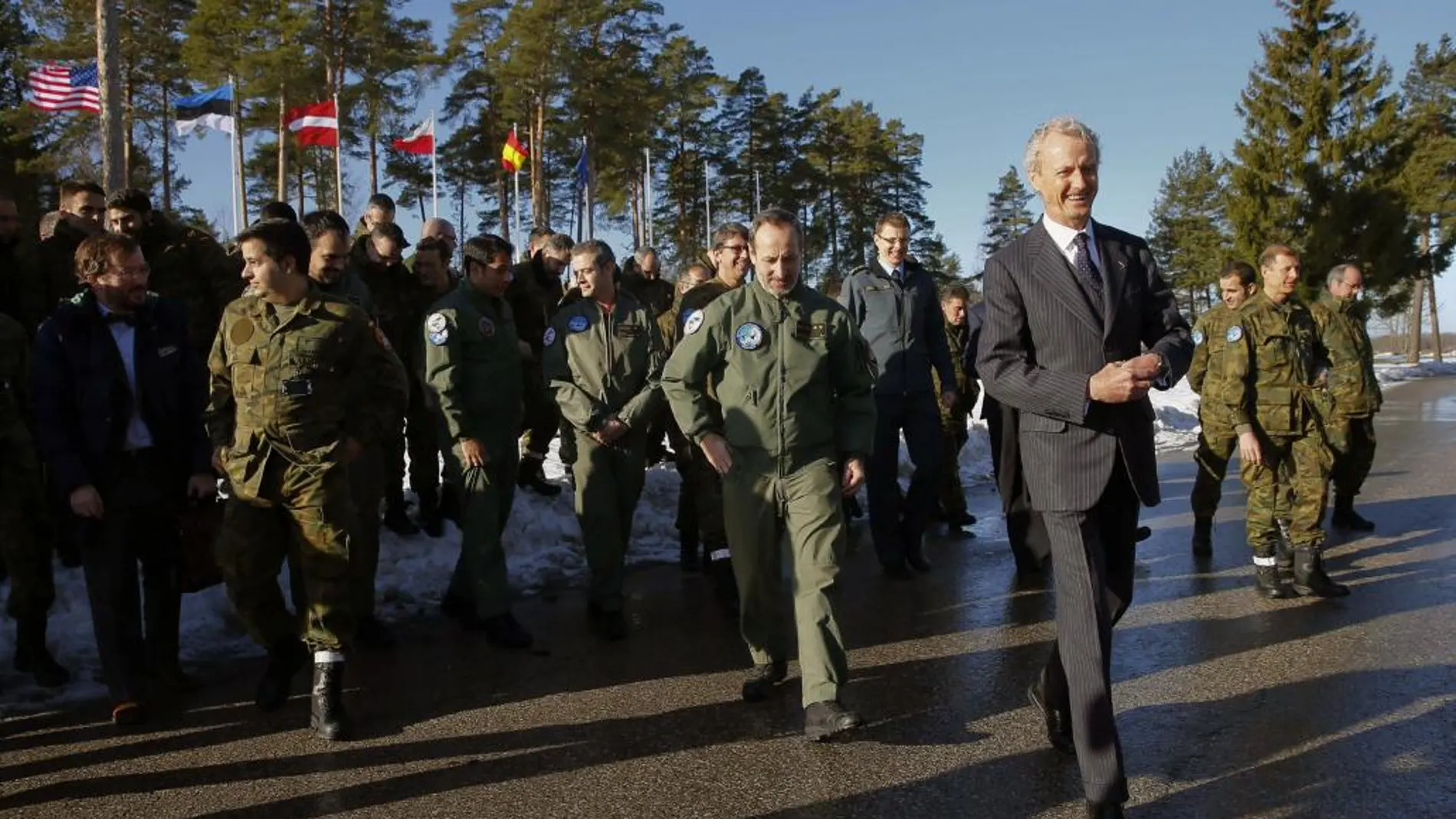 El ministro español de Defensa, Pedro Morenés, durante su visita hoy a los militares de España desplegados en Estonia