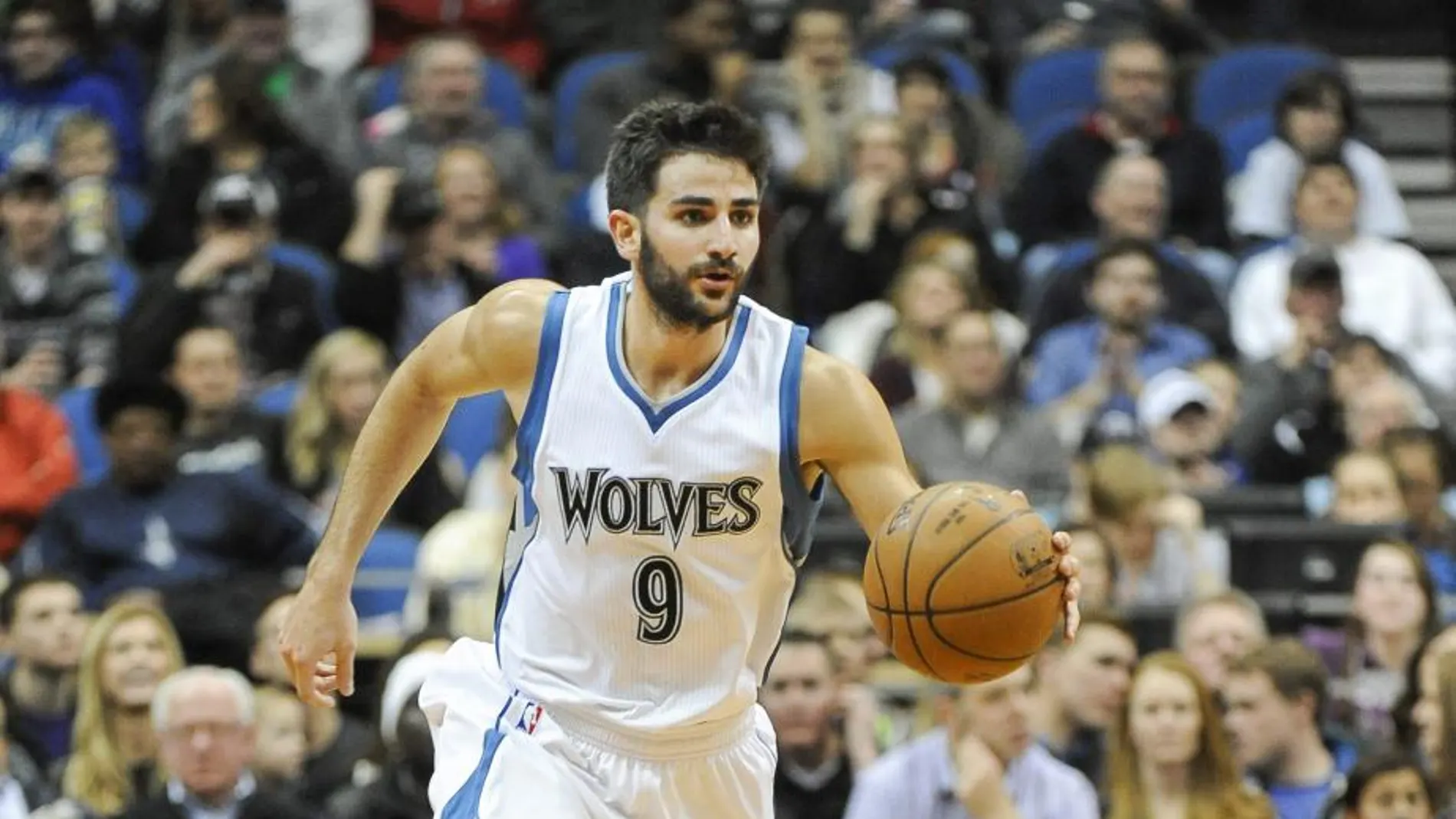 El español Ricky Rubio (d) de los Minnesota Timberwolves en acción ante los Portland Trail Blazers.