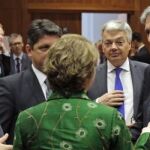 Los ministros de Exteriores de la UE, Catherine Ashton, Reino Unido, Philip Hammond, Bélgica, Didier Reynders, y Estonia, Urmas Paet, durante la reunión extraordinaria de hoy en Bruselas.