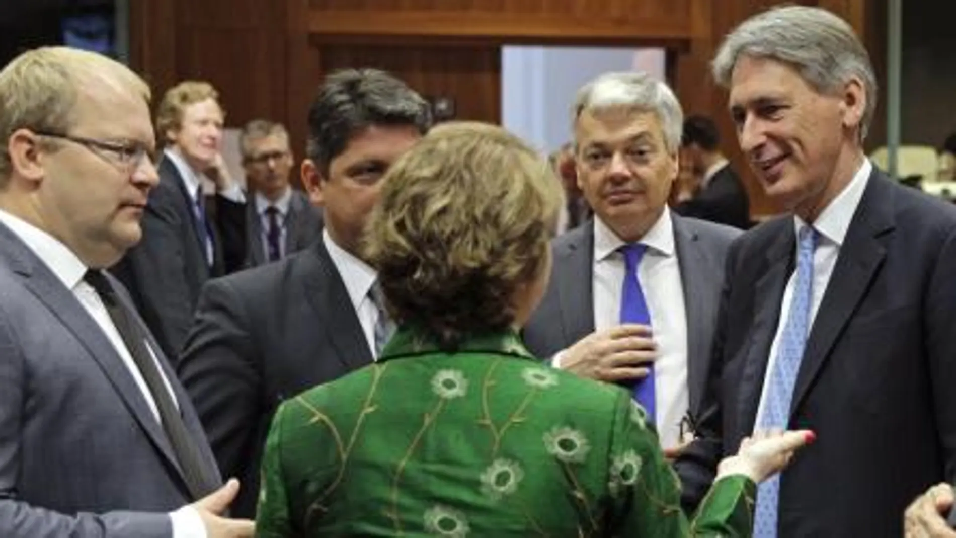 Los ministros de Exteriores de la UE, Catherine Ashton, Reino Unido, Philip Hammond, Bélgica, Didier Reynders, y Estonia, Urmas Paet, durante la reunión extraordinaria de hoy en Bruselas.