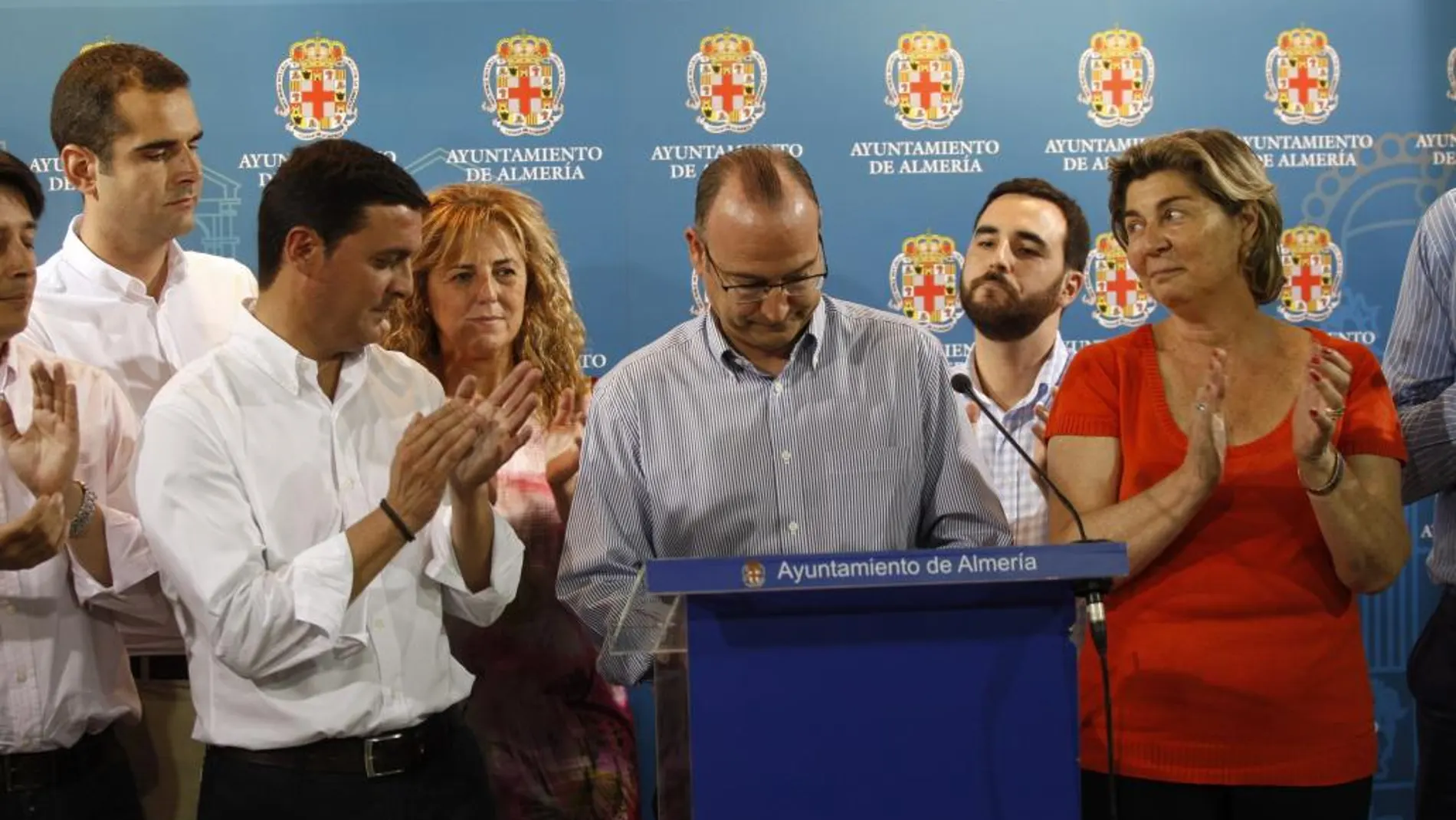 El alcalde en funciones de Almería y candidato del PP, Luis Rogelio Rodríguez-Comendador (c)