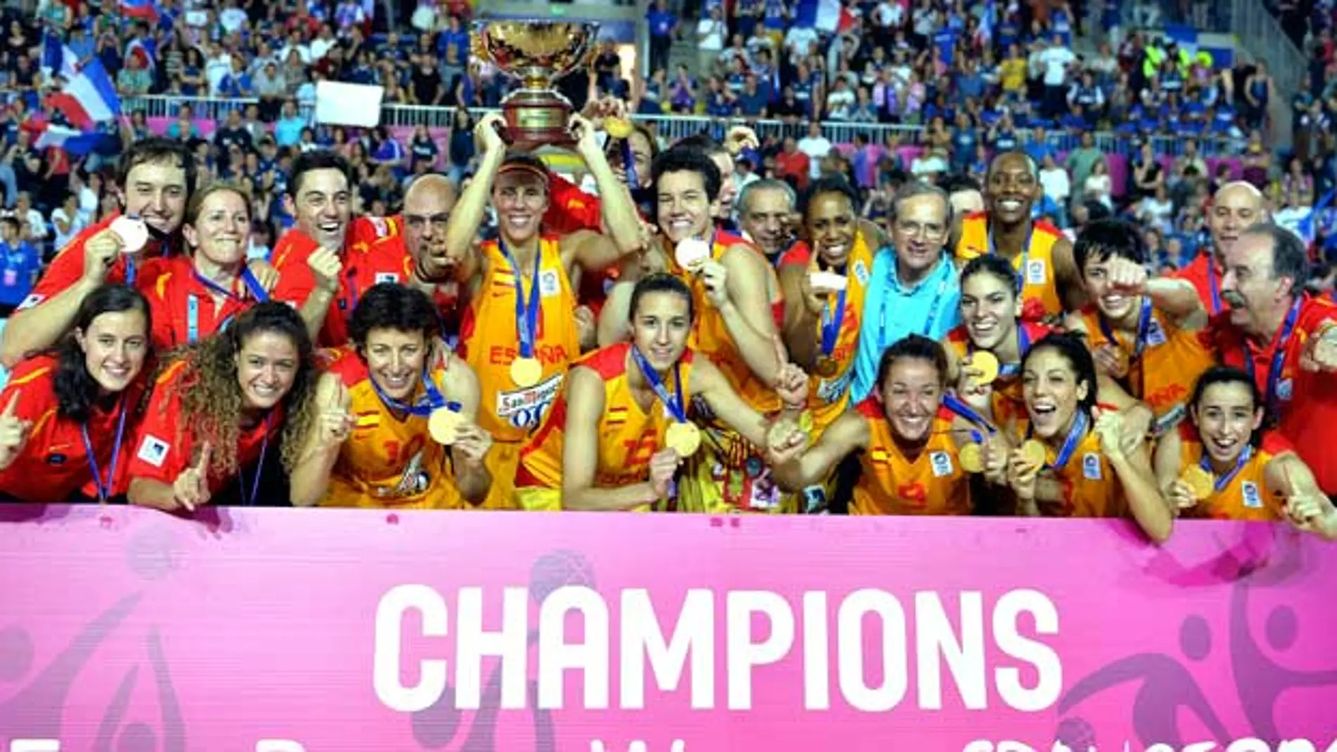La selección femenina de baloncesto, con el título de campeonas de Europa