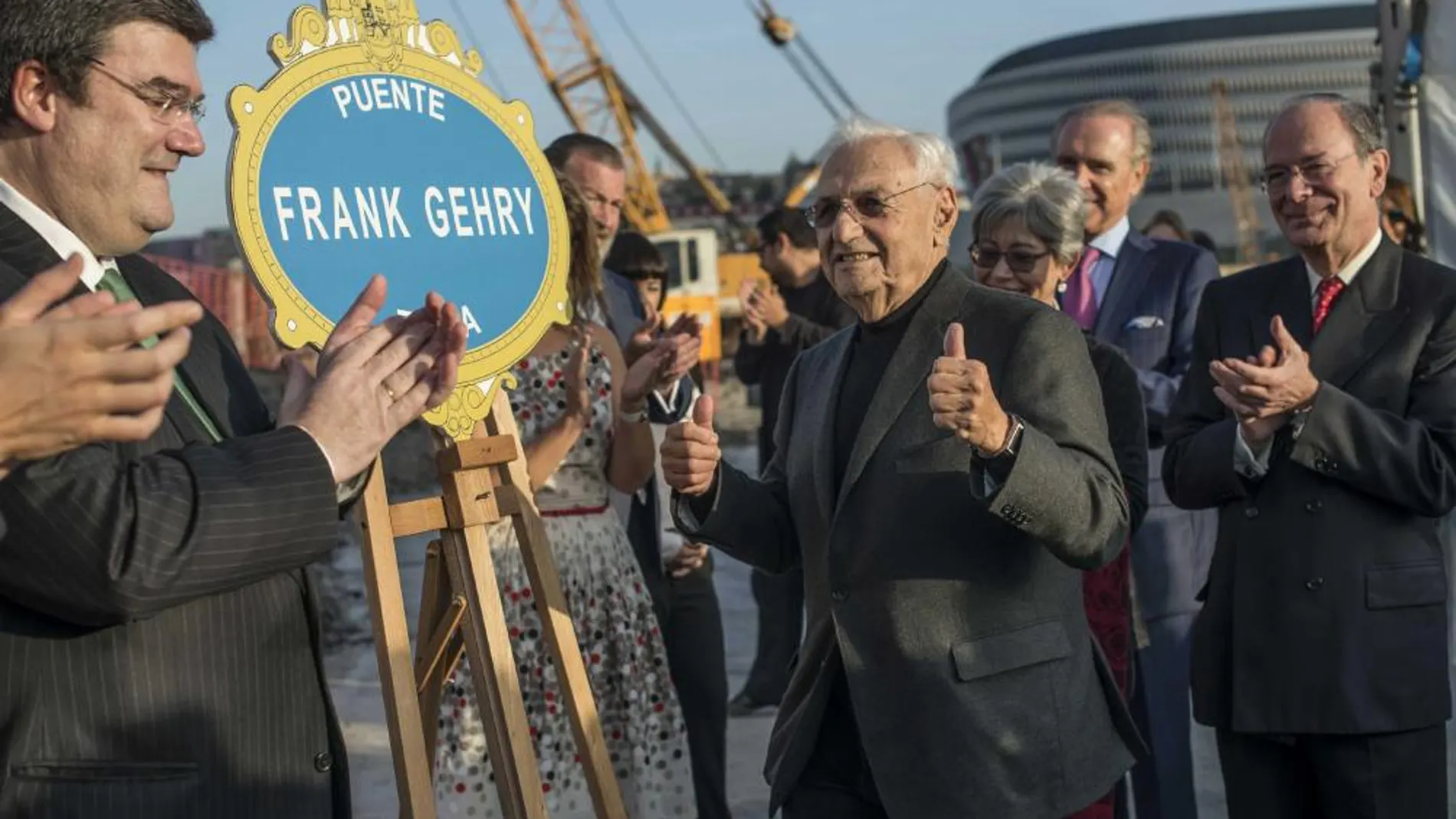 El arquitecto Frank Gehry, autor del museo Guggenheim de Bilbao, tras poner la primera piedra simbólica de un nuevo puente sobre la ría de Bilbao