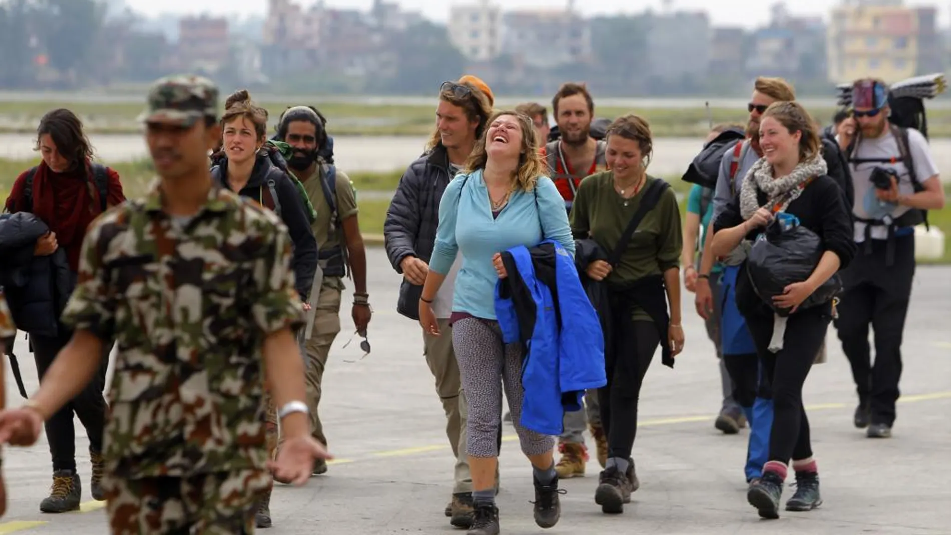 Un grupo de montañeros rescatado de Langtang muestra su alegría al llegar al aeropuerto de Katmandú.