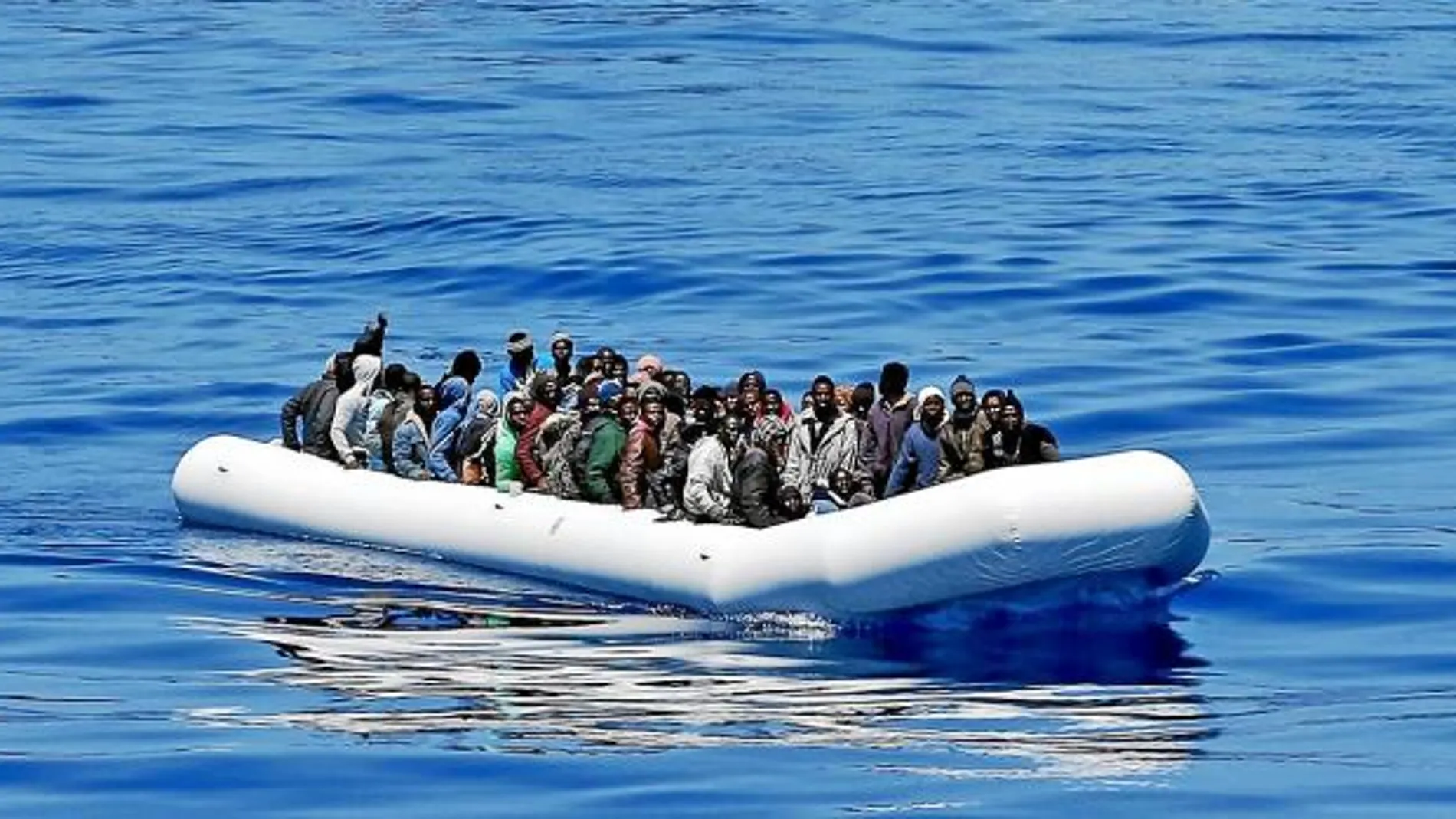 Una lancha con decenas de inmigrantes que partieron desde Libia rumbo a Italia, el pasado miércoles