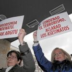 Consuelo Ordóñez (derecha), sigue luchando por el esclarecimiento de todos los crímenes y que no haya impunidad con los terroristas