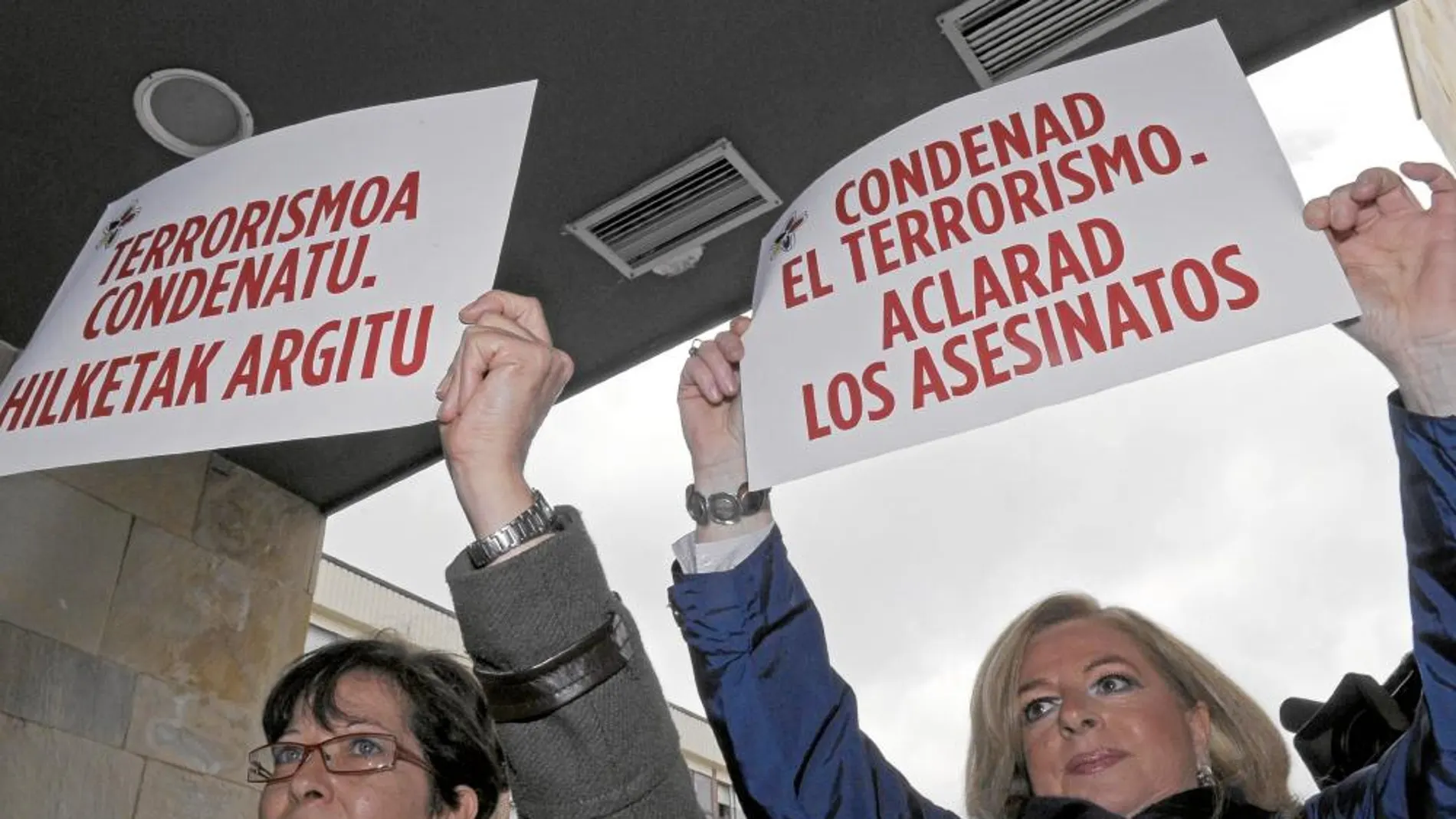 Consuelo Ordóñez (derecha), sigue luchando por el esclarecimiento de todos los crímenes y que no haya impunidad con los terroristas