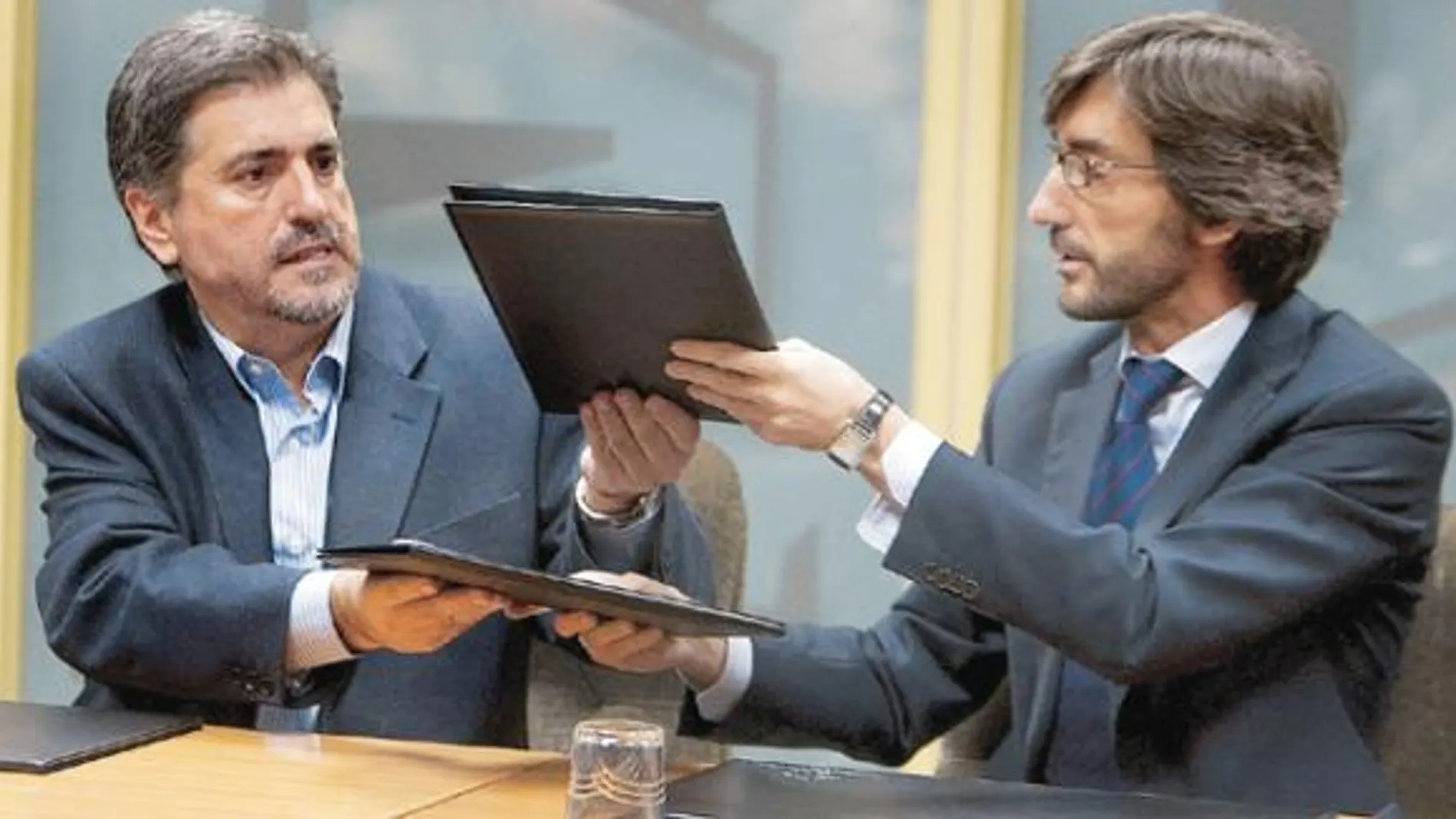 Jesús Eguiguren e Iñaki Oyarzabal, durante la firma del documento que garantizará a Patxi López el apoyo suficiente para ser investido lendakari
