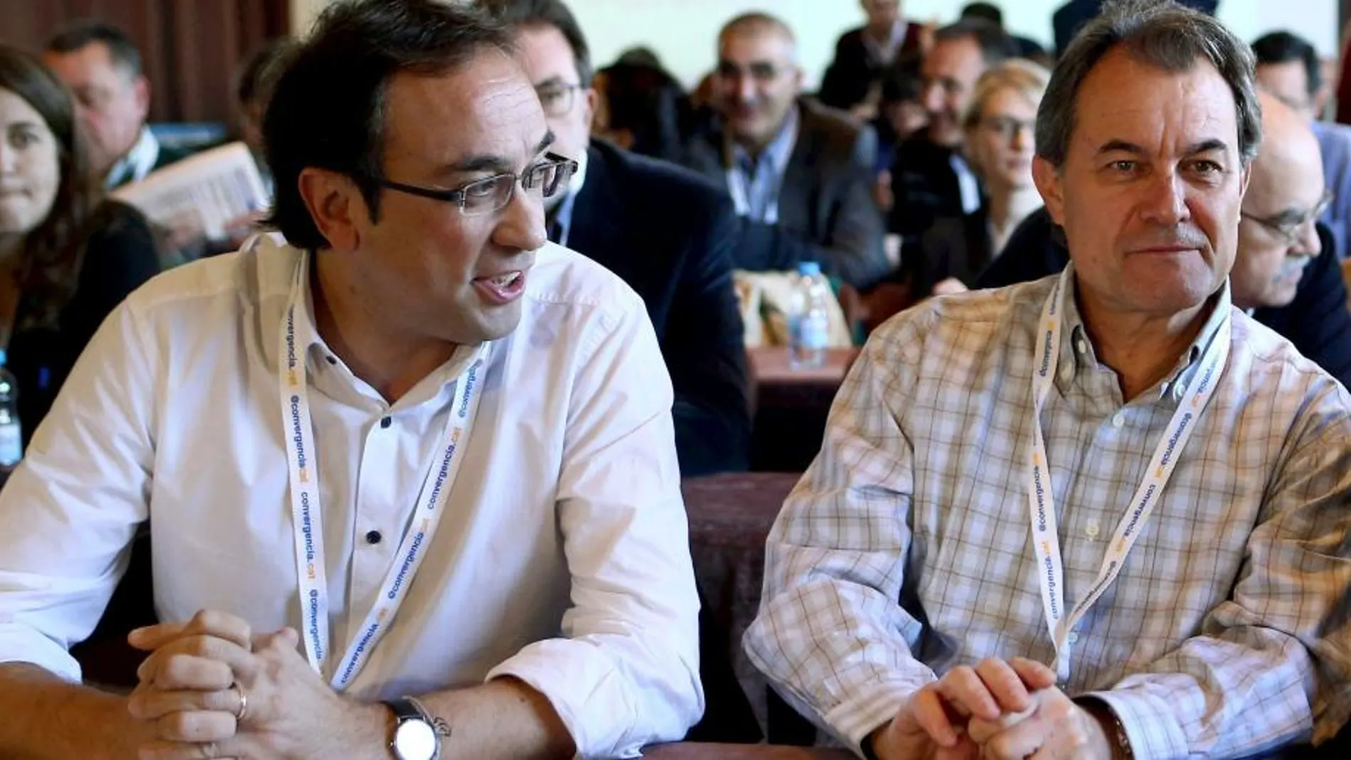 El secretario general de CDC, Artur Mas (d) y el número dos del partido, Josep Rull (i) durante el Consejo Nacional del partido celebrado hoy en Bellaterra (Barcelona).