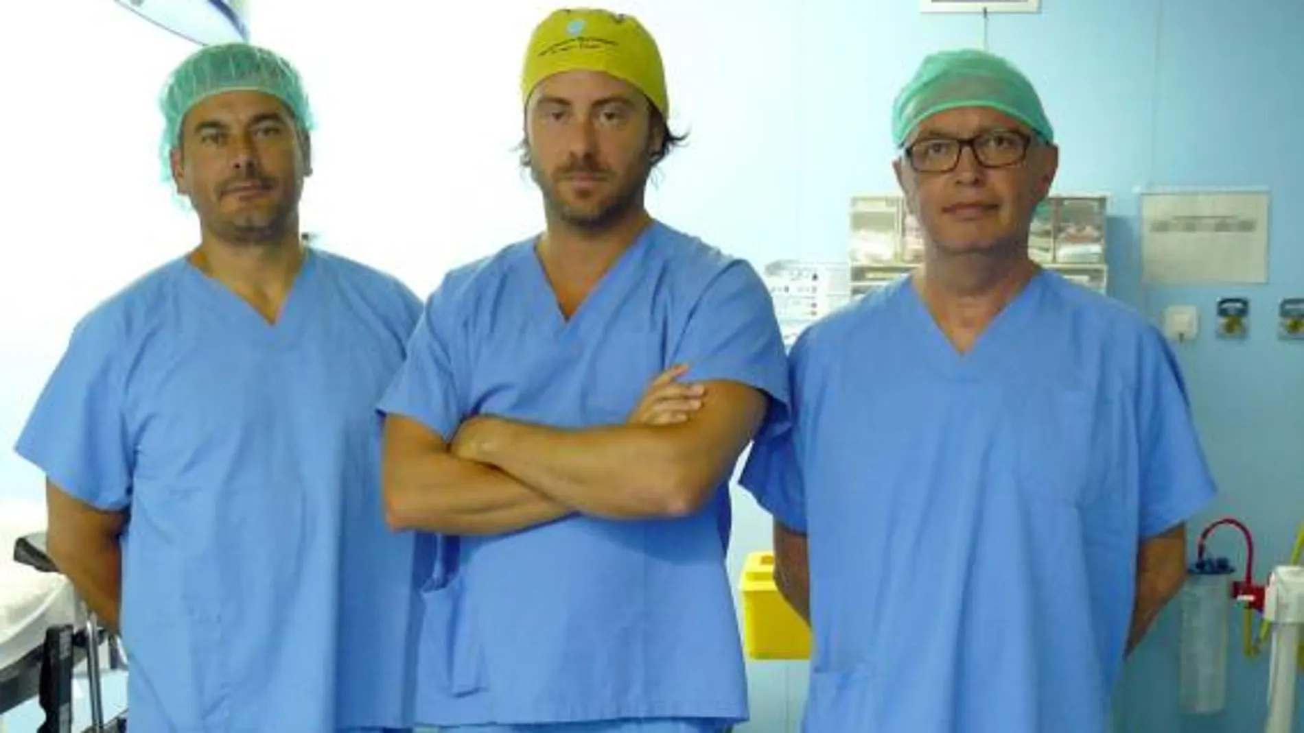 Los doctores Giovann Bistoni, Luis Javier Matute y Javier Blanco, que intervinieron en la operación