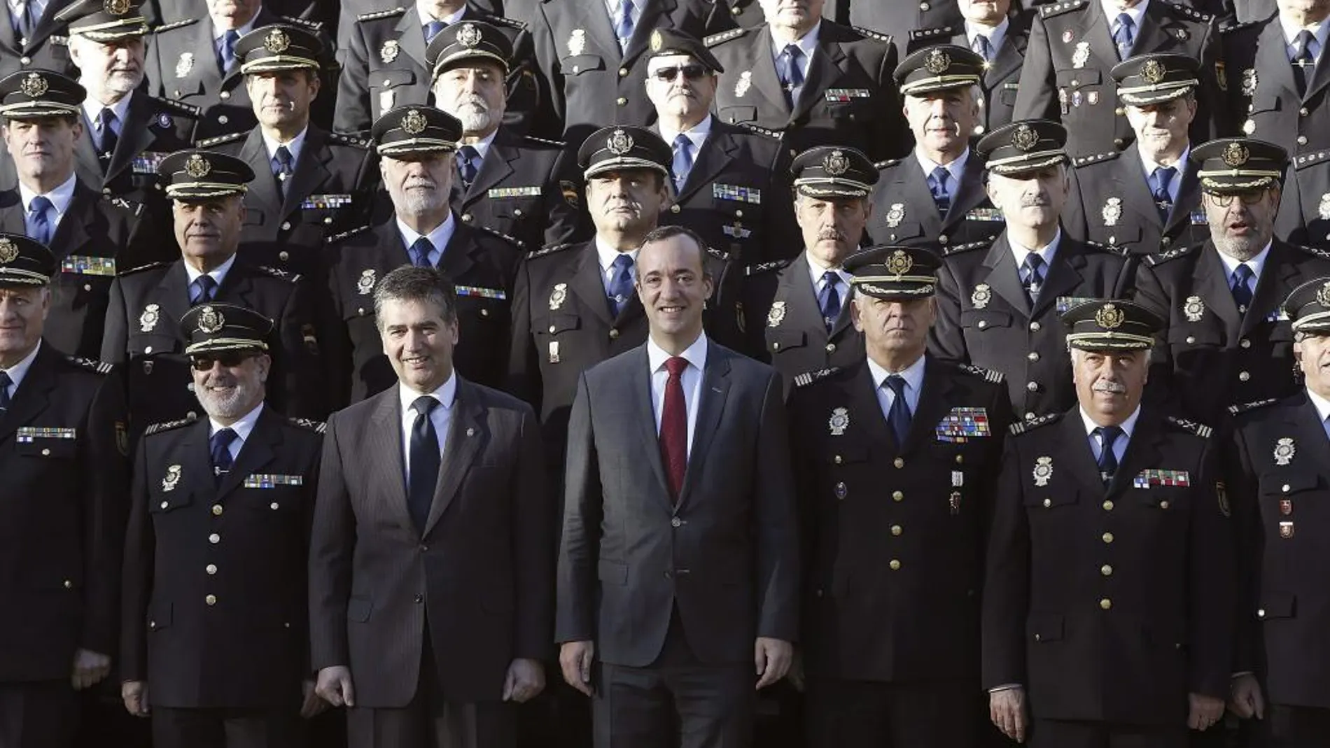 El secretario de Estado de Seguridad, Francisco Martínez (c), el director general de la Policía, Ignacio Cosidó (a su dcha), posan para la foto de familia de la II Convención de Mandos de la Policía Nacional, que reúne en Madrid a más de 300 responsables policiales