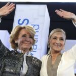 Cristina Cifuente y Esperanza Aguirre,iz. en el mitin en el polideportivo Alberto Contador de Pinto