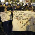 Un grupo de venezolanos durante la protesta que han protagonizado hoy en contra de la muestra que alberga el Círculo de Bellas Artes bajo el título "Venezuela de verdad"