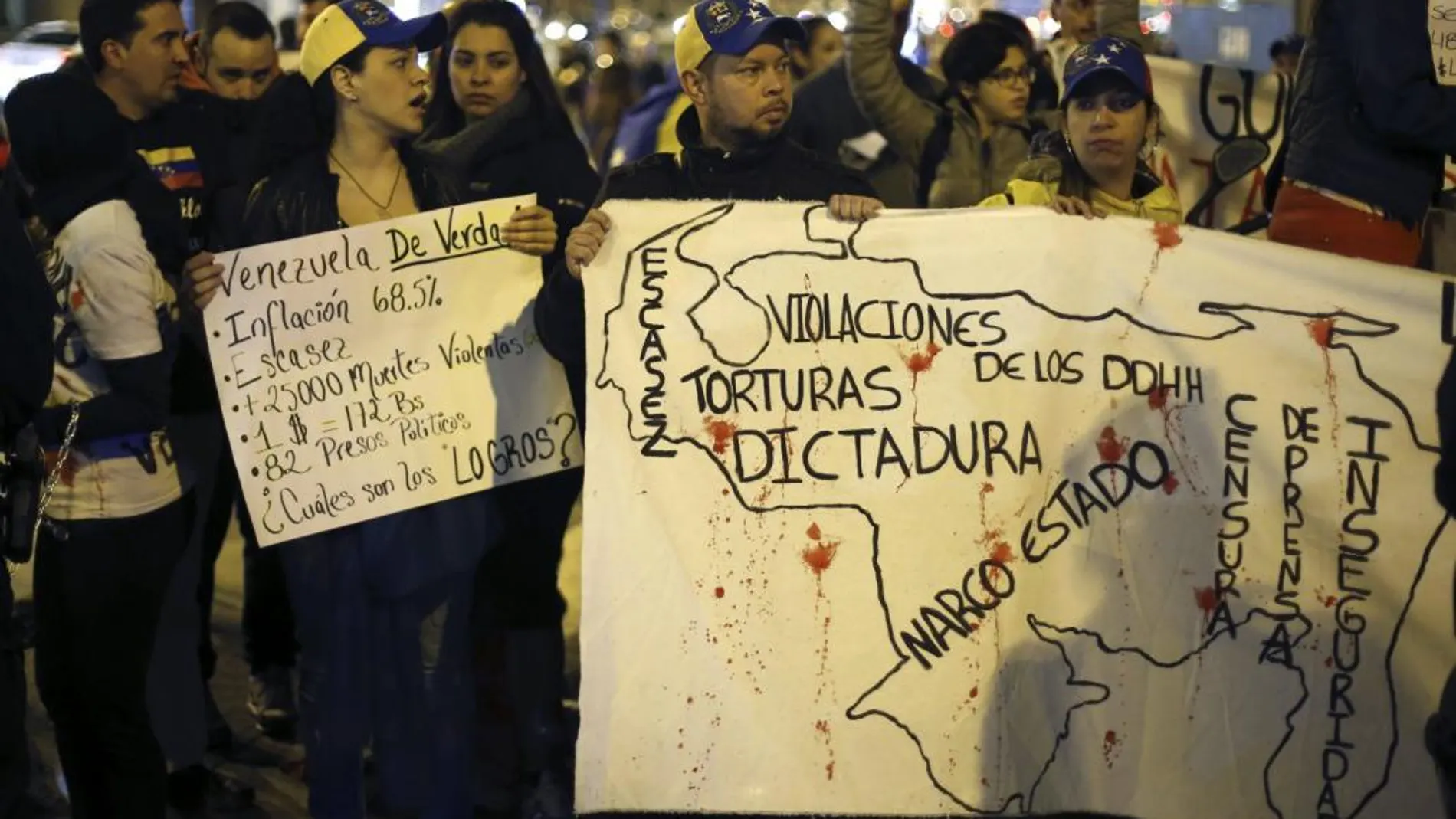 Un grupo de venezolanos durante la protesta que han protagonizado hoy en contra de la muestra que alberga el Círculo de Bellas Artes bajo el título "Venezuela de verdad"