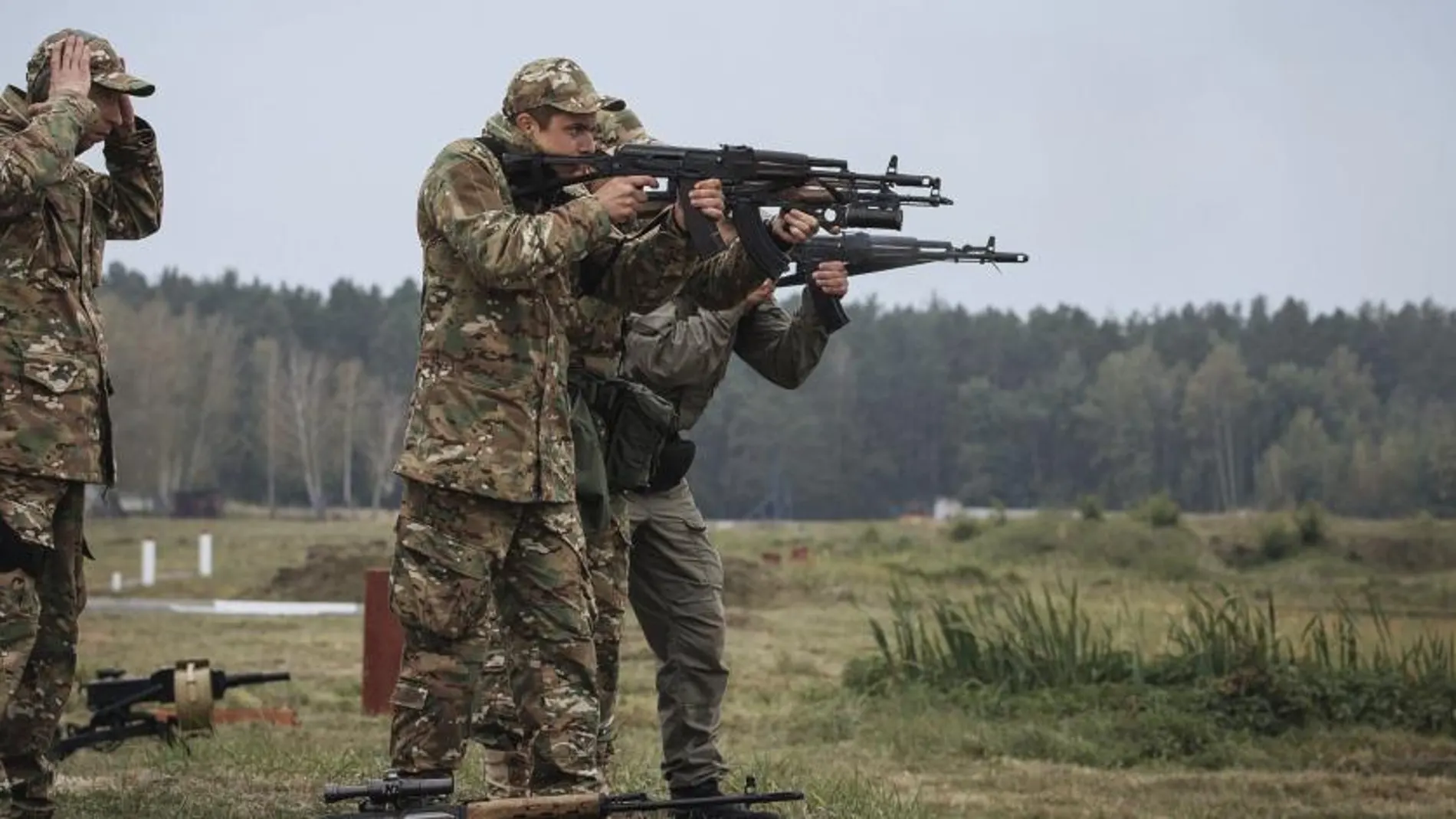 Soldados de la Guardia Nacional en su base en Novi Petrivtsi cerca de Kiev (Ucrania)