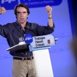 El expresidente del Gobierno, José María Aznar, interviene en un mitin de apoyo a la candidata a la reelección como presidenta de Castilla-La Mancha, María Dolores Cospedal, en Toledo.