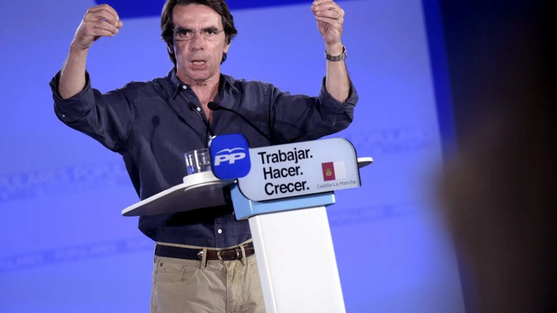 El expresidente del Gobierno, José María Aznar, interviene en un mitin de apoyo a la candidata a la reelección como presidenta de Castilla-La Mancha, María Dolores Cospedal, en Toledo.