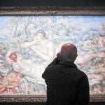 Un visitante contempla «Les baigneuses» («Las bañistas»), de Auguste Renoir, en la Fundación Mapfre