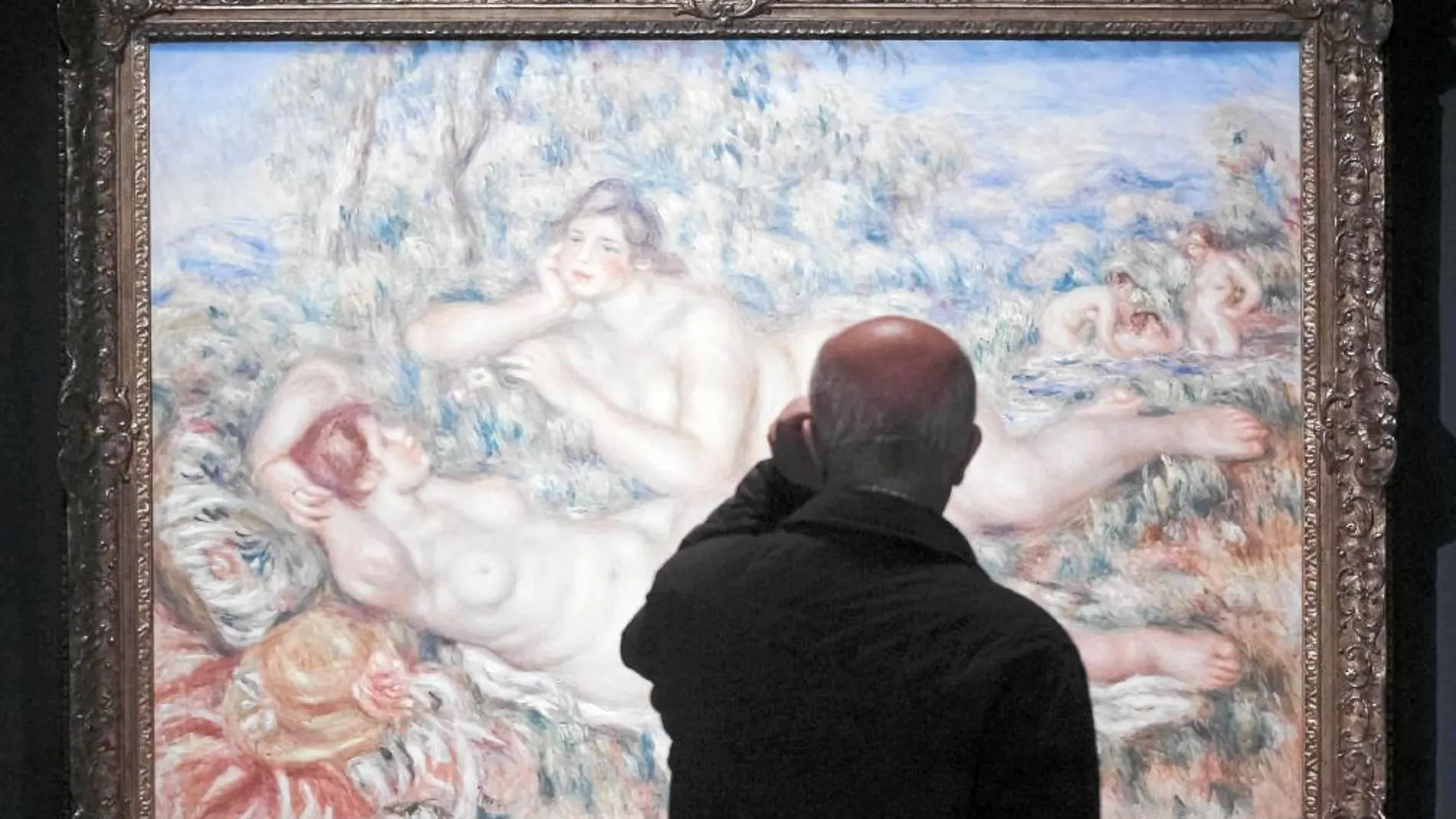 Un visitante contempla «Les baigneuses» («Las bañistas»), de Auguste Renoir, en la Fundación Mapfre
