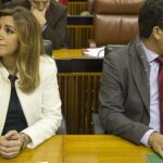 La presidenta de la Junta sentada en su escaño junto al vicepresidente Diego Valderas (d), de IU, al inicio de la sesión extraordinaria que el Parlamento andaluz celebra hoy en Sevilla.