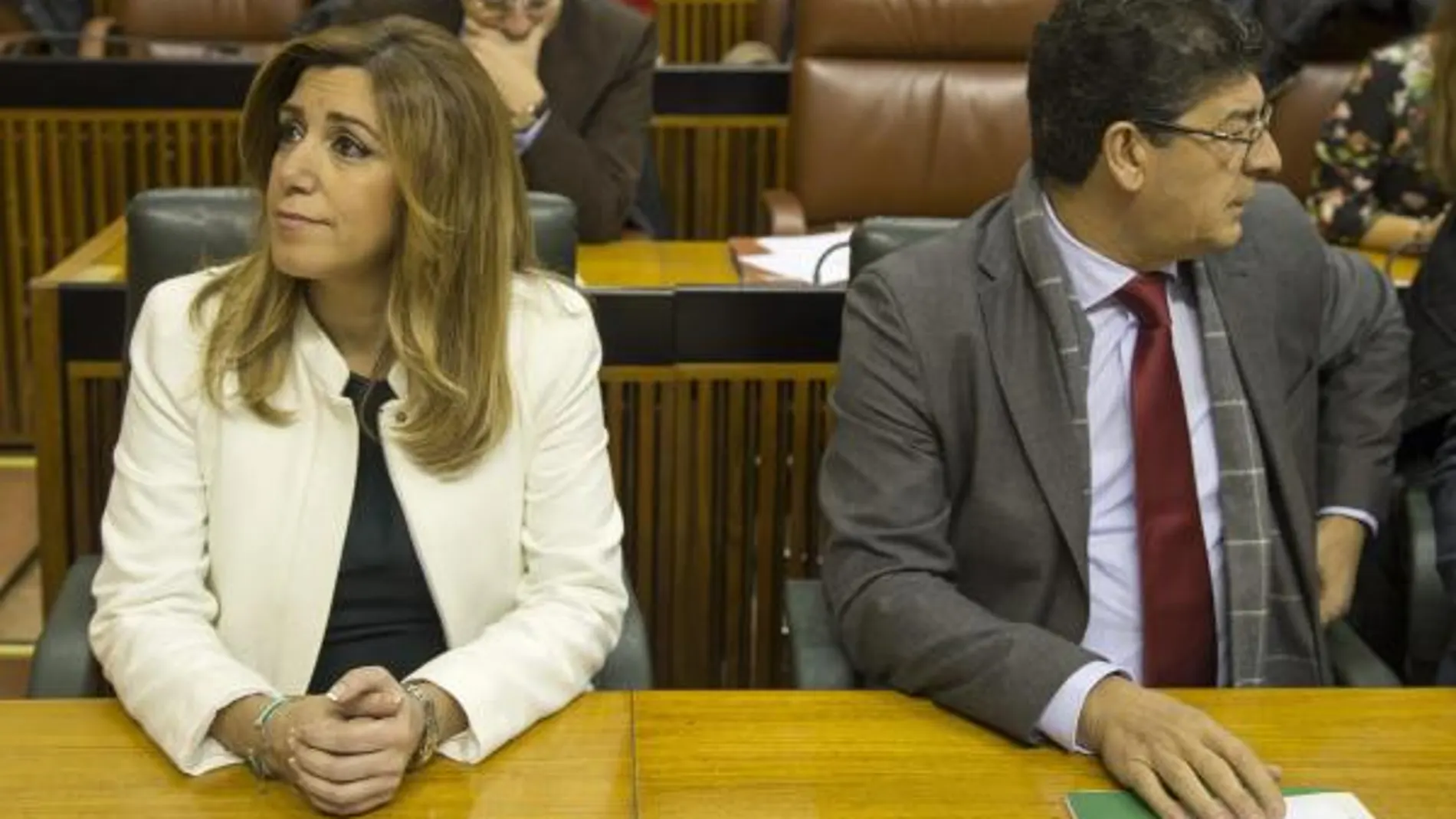La presidenta de la Junta sentada en su escaño junto al vicepresidente Diego Valderas (d), de IU, al inicio de la sesión extraordinaria que el Parlamento andaluz celebra hoy en Sevilla.