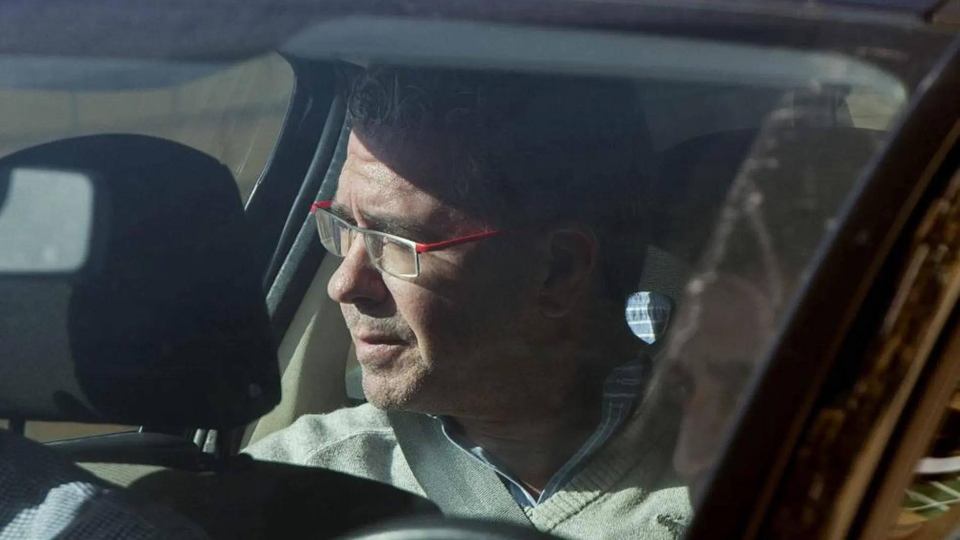 El exconsejero de Presidencia de la Comunidad de Madrid Francisco Granados sale a primera hora de la tarde en un coche de la Guardia Civil, de su domicilio de la localidad madrileña de Valdemoro