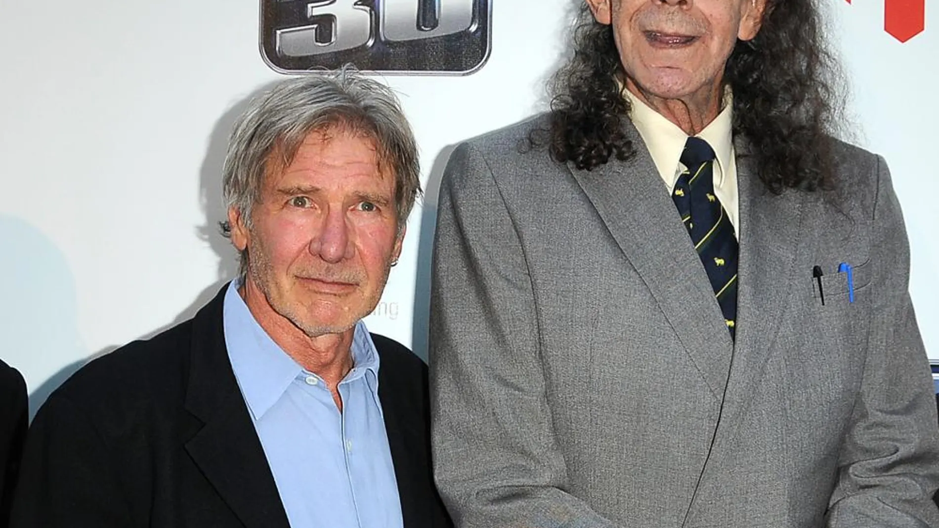 Peter Mayhew, el actor que da vida a Chewbacca, con Harrison Ford