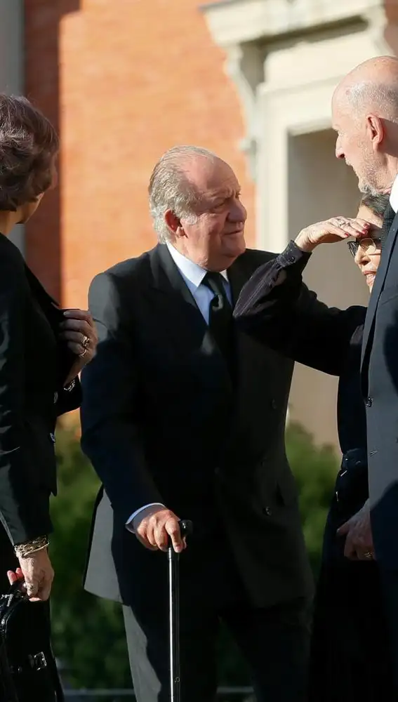 El Rey don Juan Carlos acompañado por la reina doña Sofía,iz., conversa Simeón de Bulgaria,d.