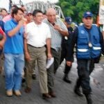 Cubillas (con camisa blanca) se dirige a declarar ante la Fiscalía en Caracas