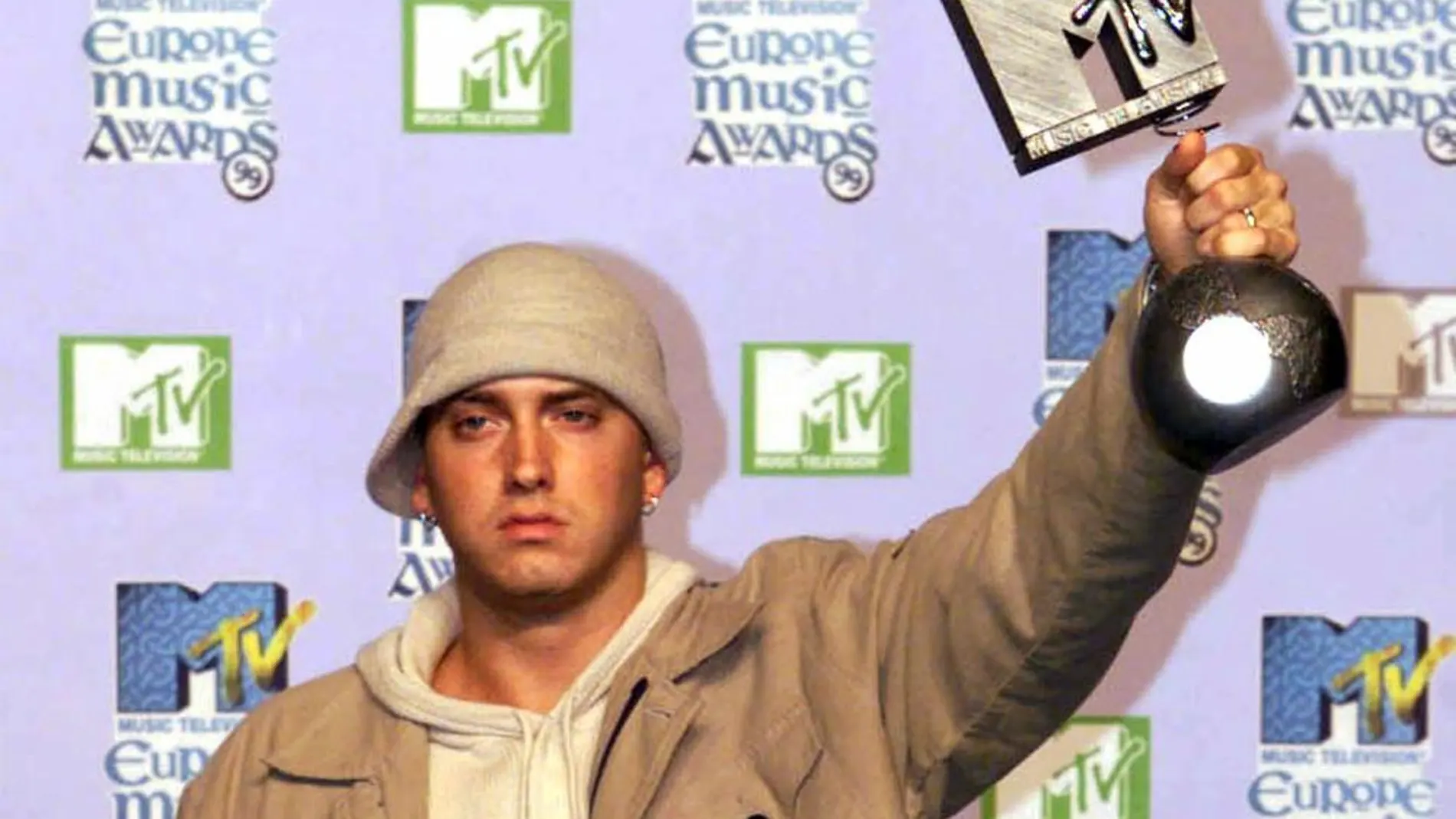 Eminem con el galardón de la MTV de Gip Hop, en 1999
