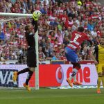 El jugador del Granada Nyon en un remate ante el portero del Atlético de Madrid Oblak
