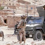 Militares españoles durante una misión cívico-militar en la localidad de Abzi-Khuda, en el oeste de Afganistán