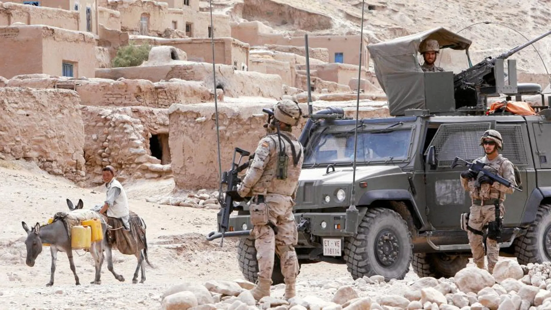 Militares españoles durante una misión cívico-militar en la localidad de Abzi-Khuda, en el oeste de Afganistán