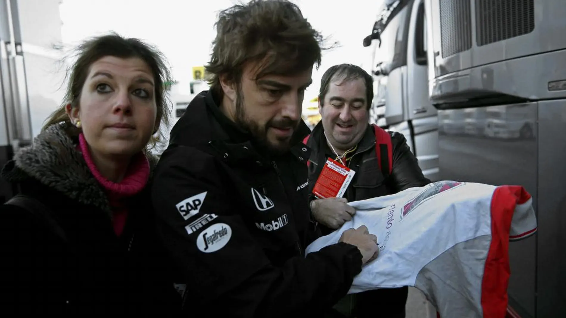 Fernando Alonso, firmando autógrafos antes del accidente en Montmeló