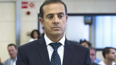 El ex jefe superior de Policía del País Vasco Enrique Pamiés (i), y el exinspector José María Ballesteros (d), acusados de colaborar con ETA. EFE/Emilio Naranjo ***POOL***