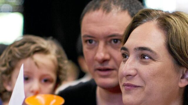 Colau vota acompañada de su familia. Luego confirmo que «quiero ser alcaldesa»