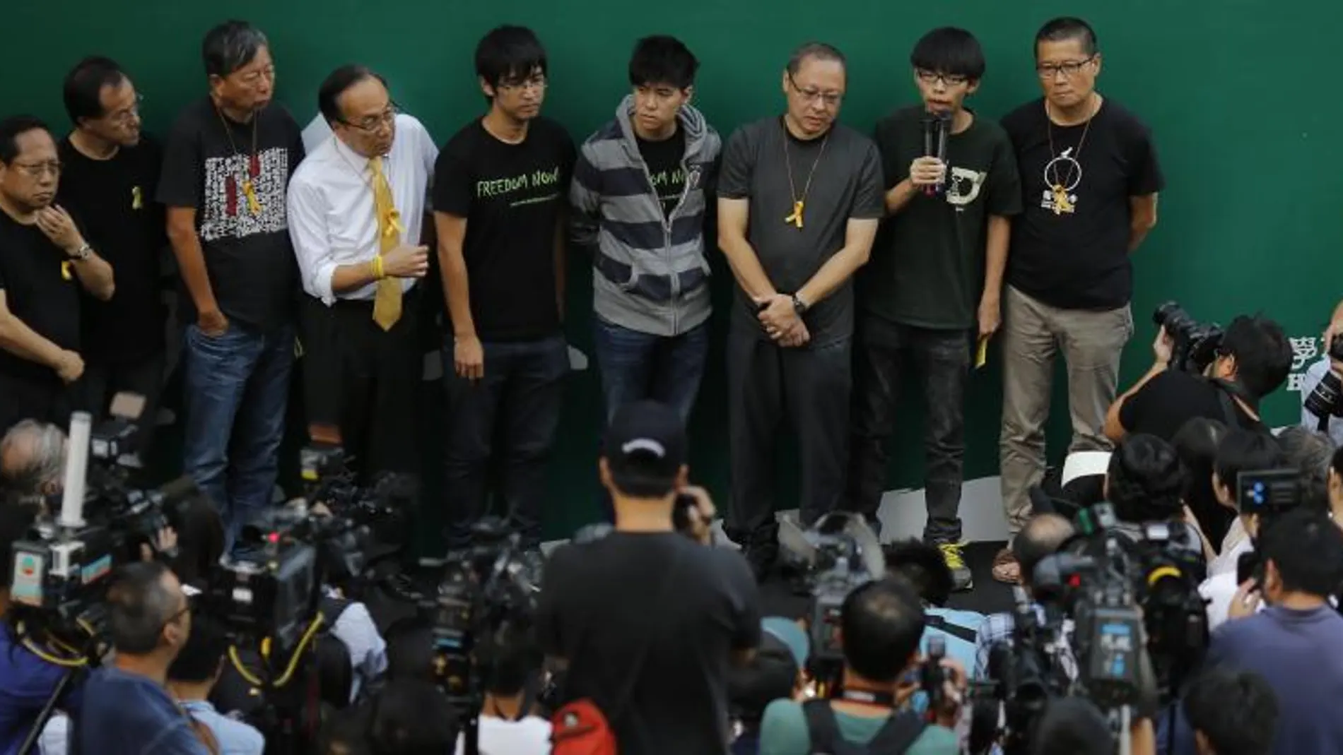 Joshua Wong, líder del movimiento estudiantil, habla con los medios mientras los manifestantes bloquean las inmediaciones de la sede del Gobierno en Hong Kong