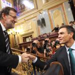 Rajoy y Sánchez comparten posiciones en temas fundamentales como el desafío del nacionalismo catalán y las medidas de regeneración democrática. En la imagen, ambos líderes estrechan manos el pasado 10 de septiempre en el Congreso.