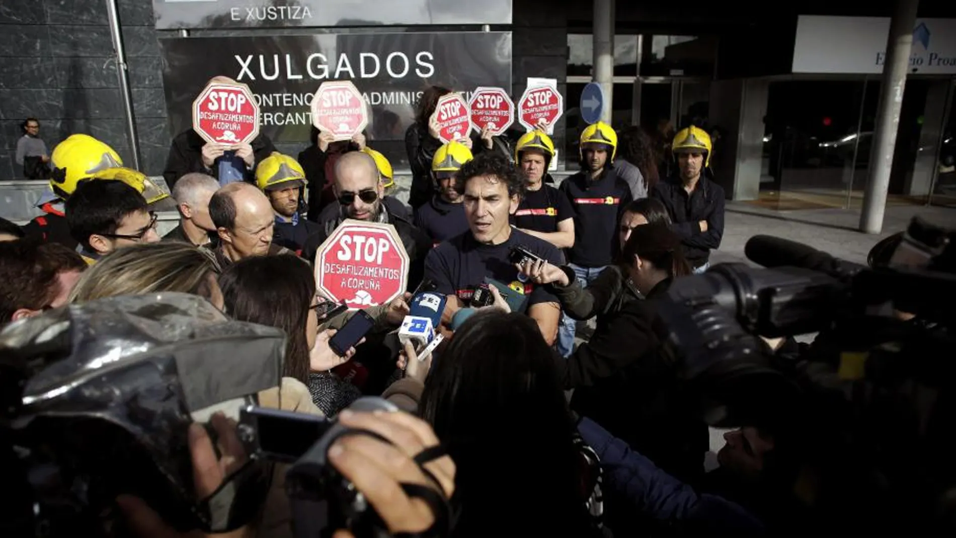 El bombero Roberto Rivas, sancionado tras negarse a colaborar en el desahucio de la octogenaria Aurelia Rey en La Coruña, durante su comparecencia hoy ante los periodistas